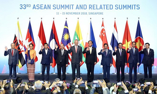 Vietnamese Prime Minister Nguyen Xuan Phuc (fourth, left) and other ASEAN leaders at the 33rd ASEAN Summit in Singapore last November (Photo: VNA)