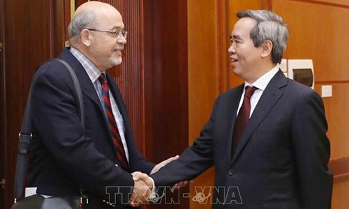 Politburo member and Chairman of the Communist Party of Vietnam Central Committee’s Commission for Economic Affairs Nguyen Van Binh (R) and Alex Mourmouras, division chief in the IMF’s Asia and Pacific Department (VNA)