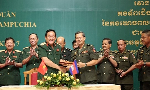 Leaders of the two units sign a cooperation agreement during the talks (Source: qdnd.vn)