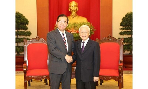 Party General Secretary and President Nguyen Phu Trong (R) receives Chairman of the Presidium of the Communist Party of Japan Central Committee Kazuo Shii. (Photo: VNA)