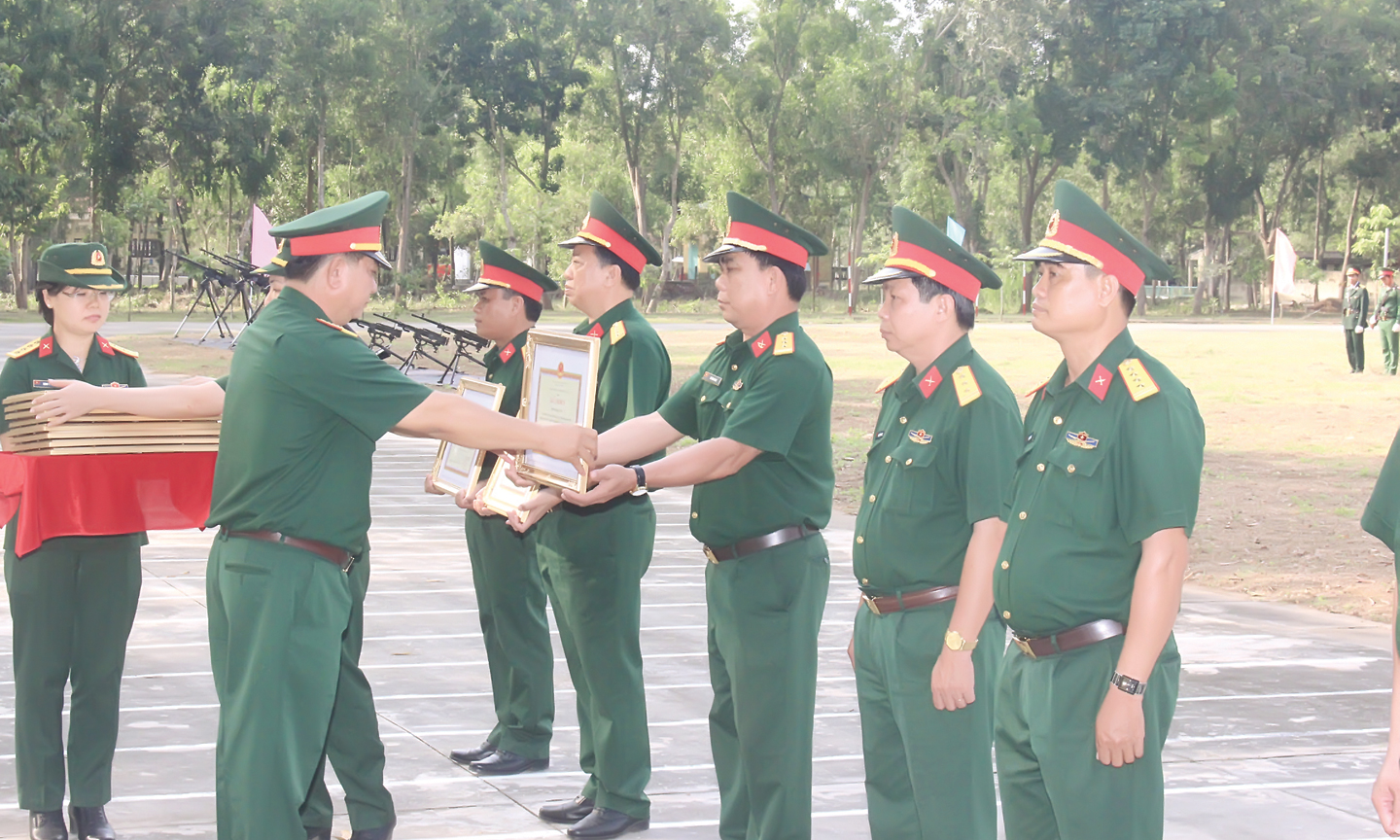Đại tá Châu Hoàng Phương tặng Giấy khen cho các đơn vị trong đợt thi đua đột kích “Mừng Đảng, mừng Xuân” năm 2018.		     Ảnh: THANH LÂM