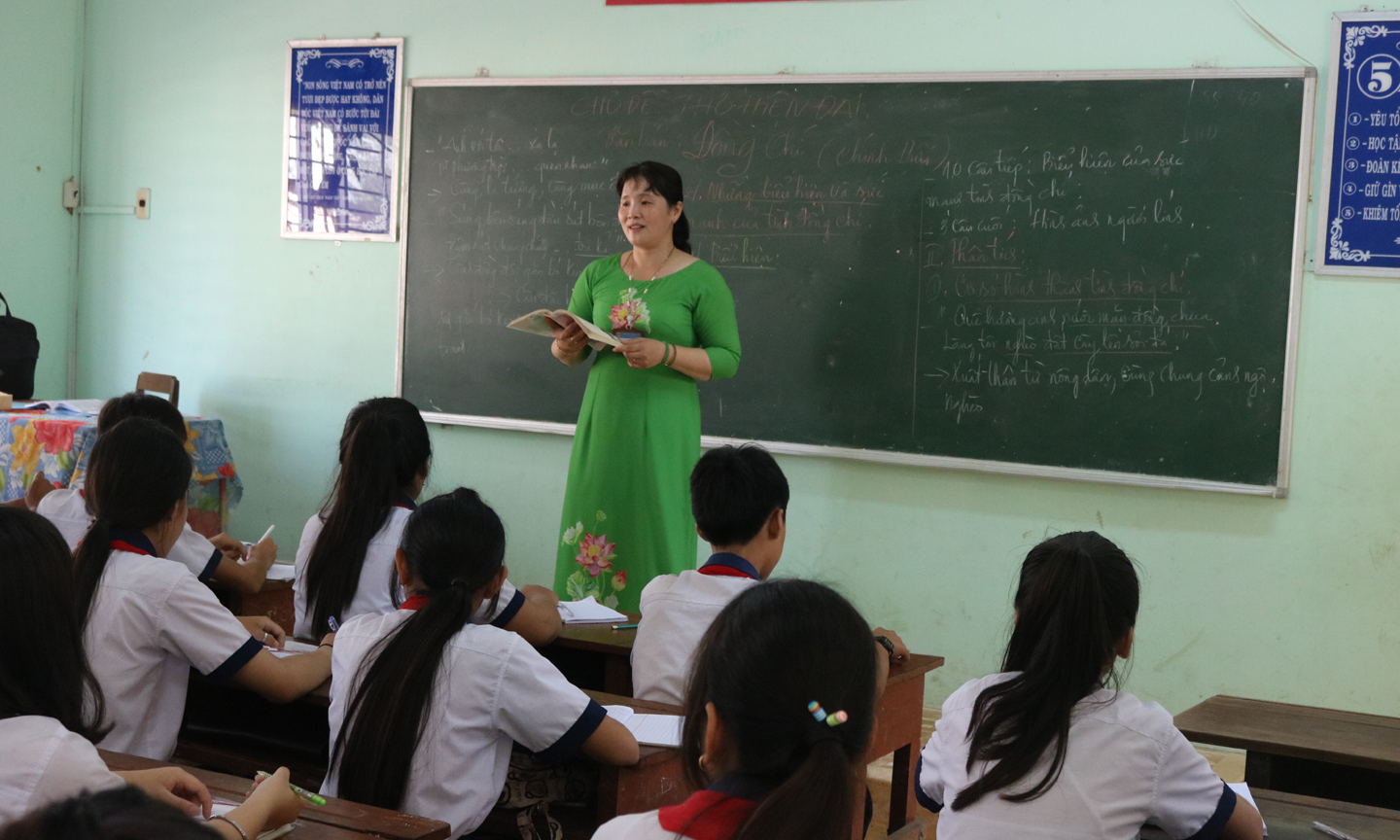 Cô Linh giảng dạy trên lớp.