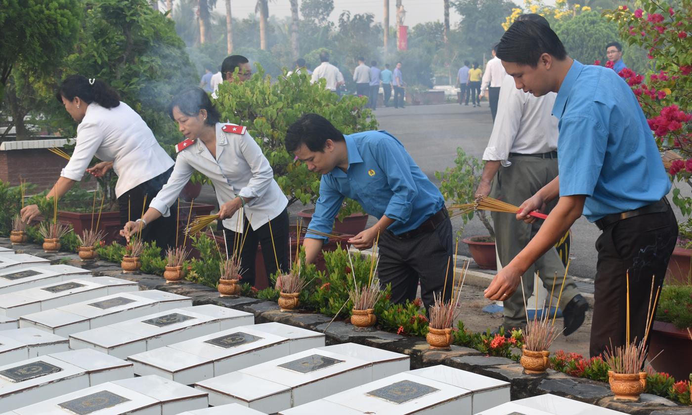 Lãnh đạo tỉnh, sở, ngành thắp hương tại mộ các liệt sĩ