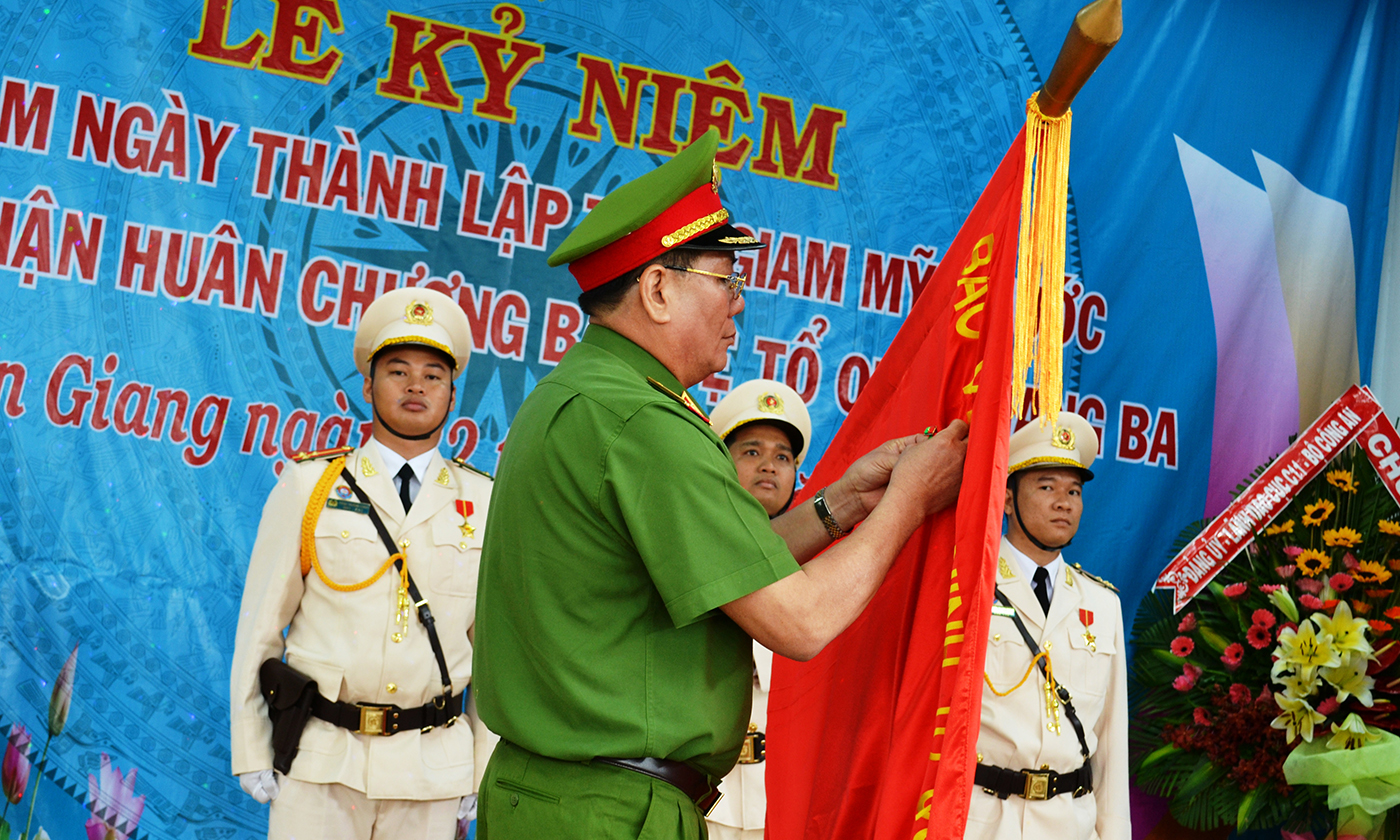 Trung tướng Hồ Thanh Đình, Cục trưởng Cục C10, đã gắn Huân chương bảo vệ tổ quốc Hạng 3 lên lá cờ truyền thống của đơn vị Trại giam Mỹ Phước.