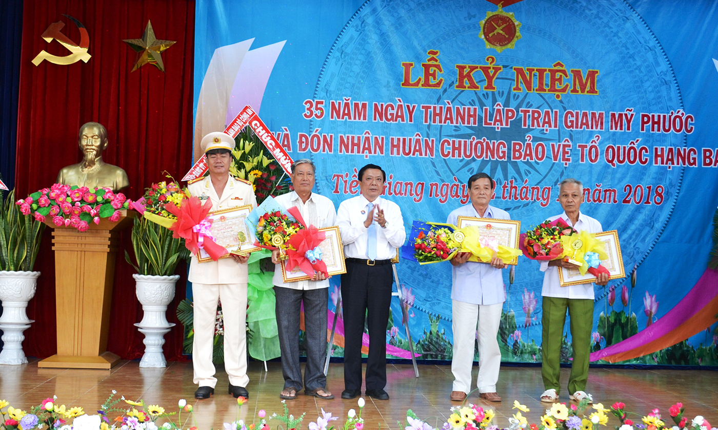 Các cá nhân nhận bằng khen của UBND tỉnh Tiền Giang tại buổi lễ kỷ niệm