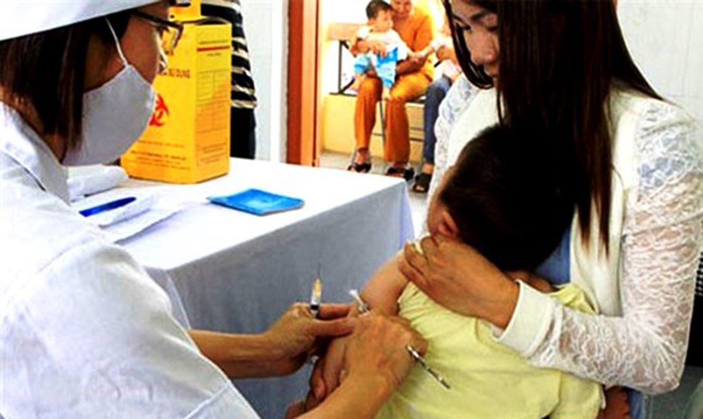 Cần kiểm tra kỹ sức khỏe của trẻ nhỏ trước khi cho trẻ đi tiêm chủng vaccine