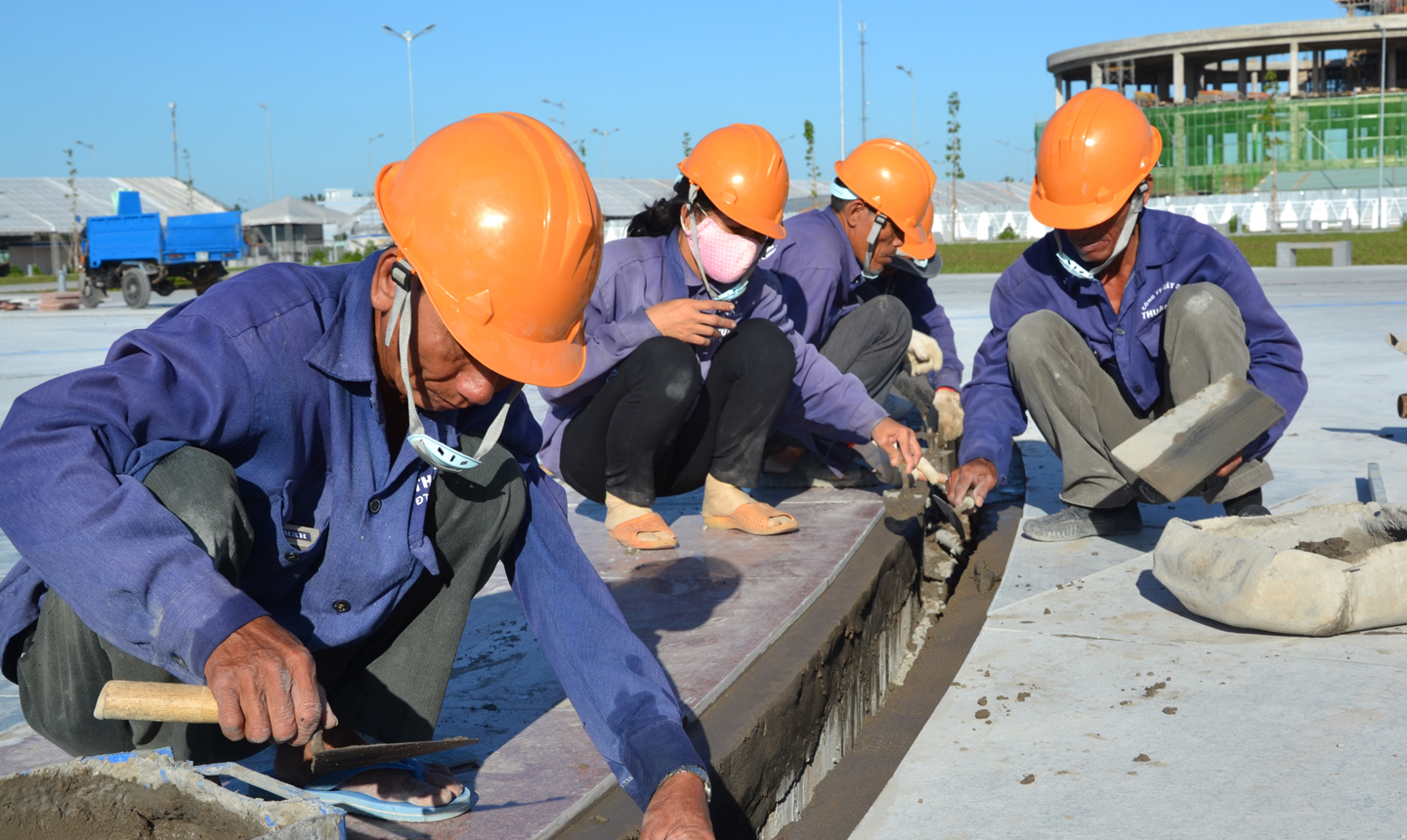 Công nhân đang hoàn tất các công đoạn còn lại của công trình hạ tầng  Quảng trường Trung tâm tỉnh.