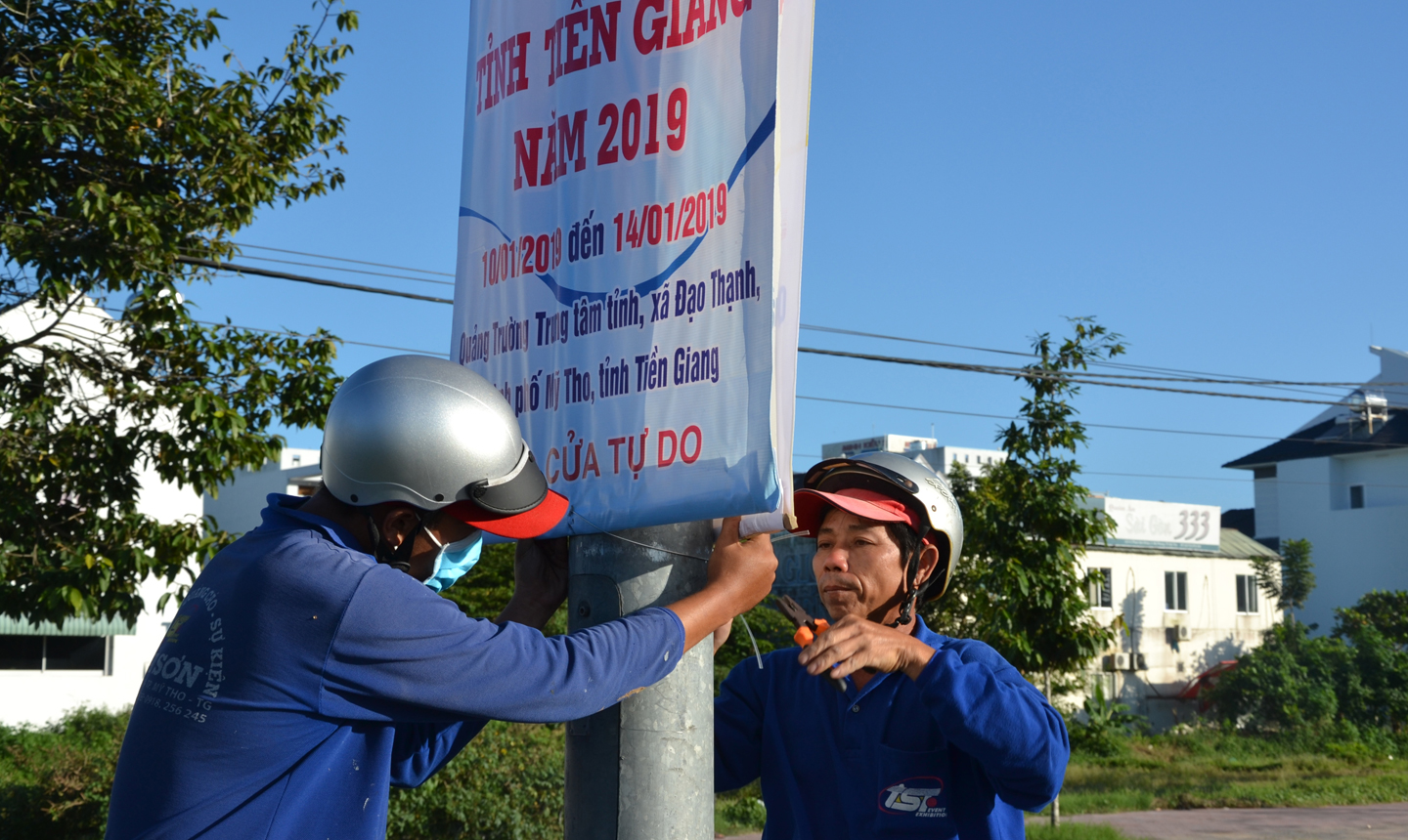 Treo pa nô tuyên truyền cho Lễ hội.