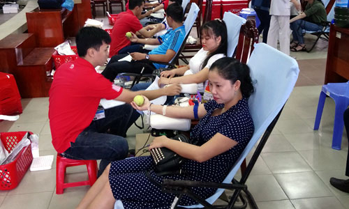 Many people voluntarily donate their blood at the Red Sun Festival