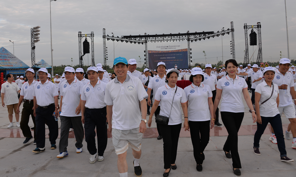 Lãnh đạo tỉnh tham gia Chương trình đi bộ “Vì môi trường xanh và sự phát triển bền vững”