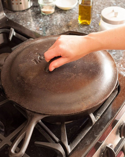 Nhiều người quan niệm đậy nắp khi nấu đồ ăn sẽ nhanh chín và mềm hơn.