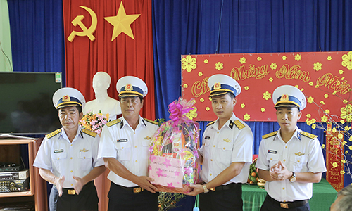 Colonel Huynh Vinh Tuyen (second from left) present Tet gifts to officers of the Radar Station 590