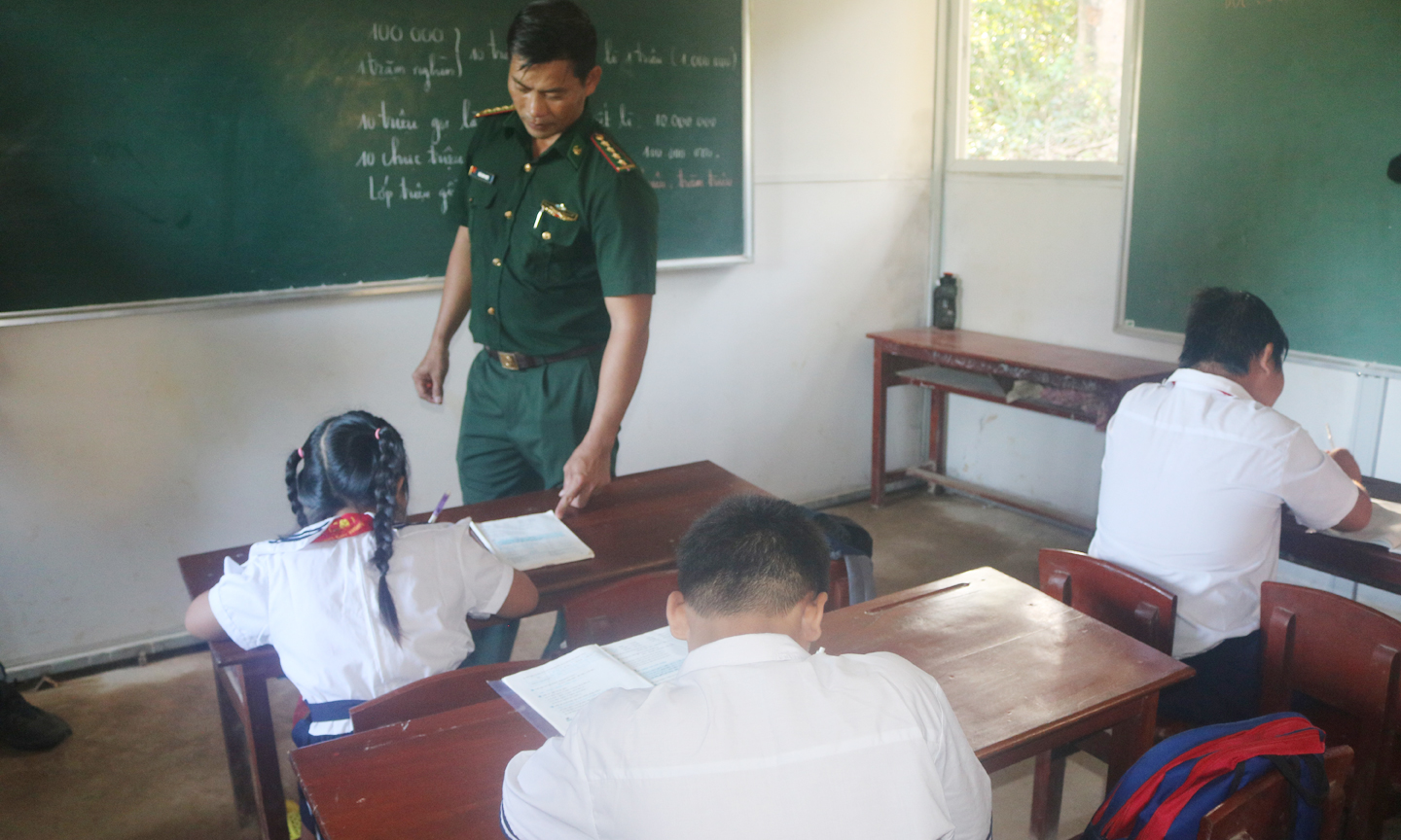 Đại úy Trần Bình Phục đã gắn bó với lớp học tình thương trên đảo Hòn Chuối hơn 10 năm qua.