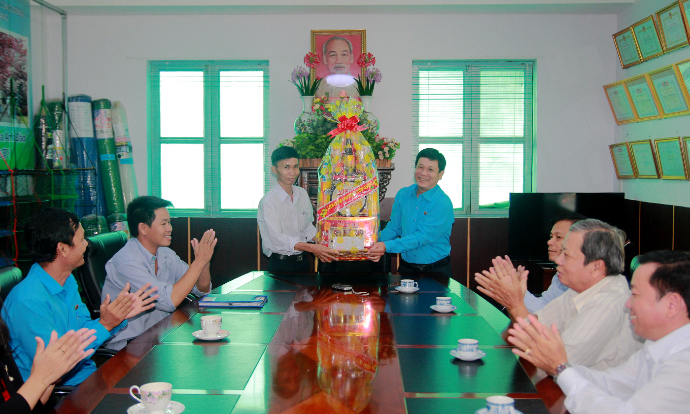 Phó Chủ tịch Thường trực Liên đoàn Lao động tỉnh Tiền Giang Lê Minh Hùng Công ty TNHH sản xuất - thương mại Phú Đạt.