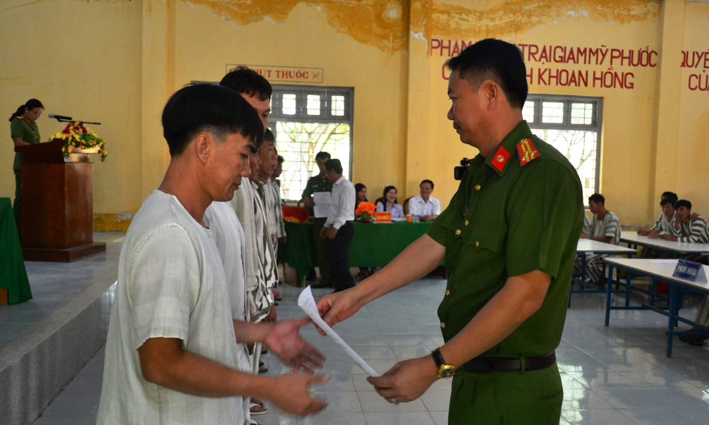 Thượng tá Võ Nhựt Hải, Giám thị Trại giam Mỹ Phước trao quyết định cho các phạm nhân.