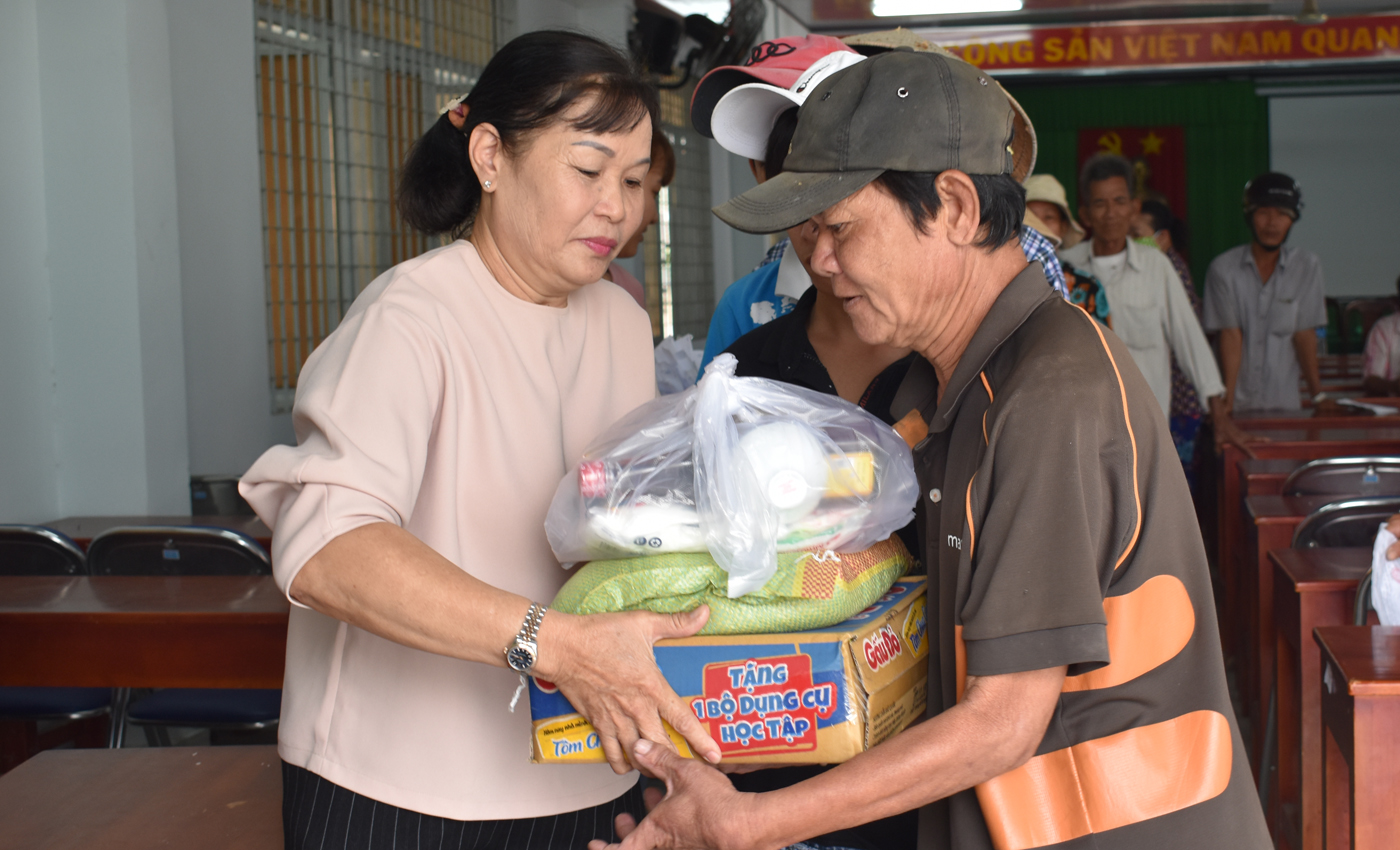 Quỹ từ thiện Lương Ngọc Kim trao quà cho người nghèo xã Tam Hiệp