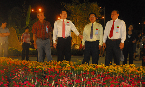 Delegates visit the flower street. Photo: S.N