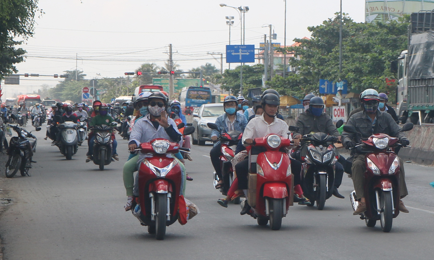 Lượng xe trên tuyến Quốc lộ 1A tăng mạnh nhưng các xe vẫn di chuyển thuận lợi với tốc độ trung bình không xảy ra ùn ứ.