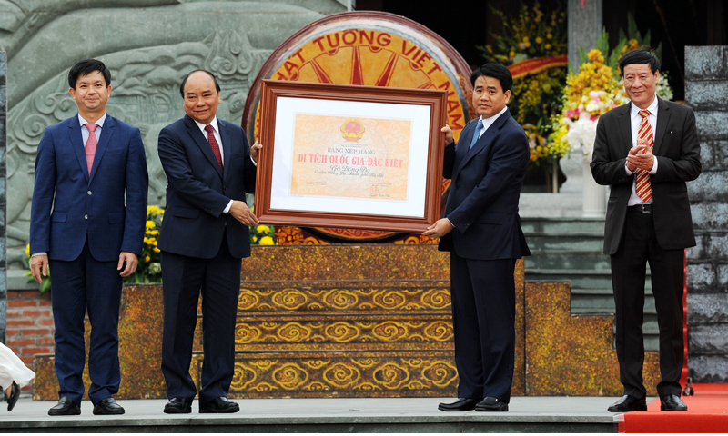 Prime Minister Nguyen Xuan Phuc handed over a certificate recognising Dong Da Mound as a special national site to the government of Hanoi. (Photo: Tran Hai)