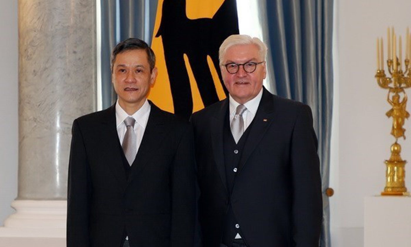 Ambassador Nguyen Minh Vu (left) and President Franz-Walter Steinmeier (Photo: VNA)