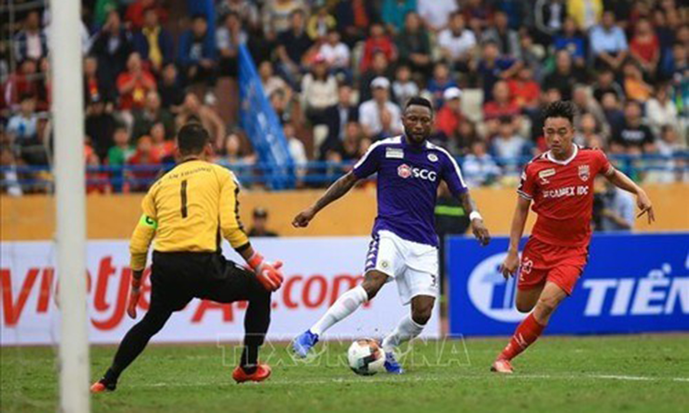 Hoang Vu Samson (center) scores two goals in Hanoi's Super Cup winning. (Source: VNA)