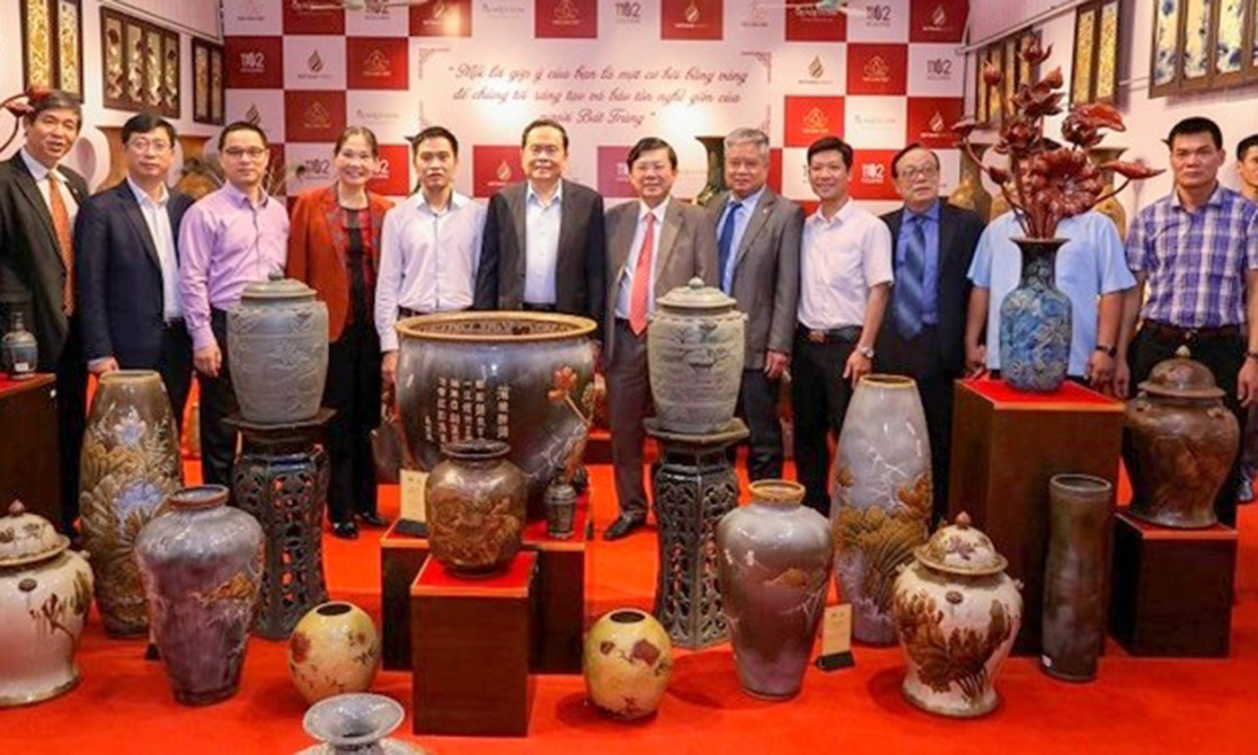 VFF President Tran Thanh Man (sixth from left) visits a shop displaying Bat Trang pottery products (Photo: tapchimattran.vn)