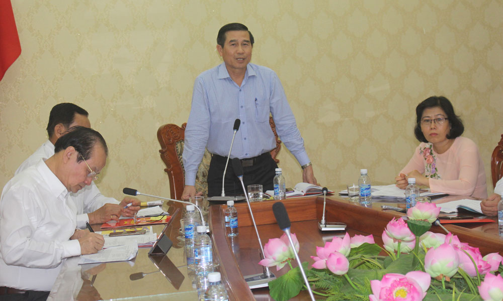 Chairman of the PPC Le Van Huong speaking at the meeting. Photo: M.THANH