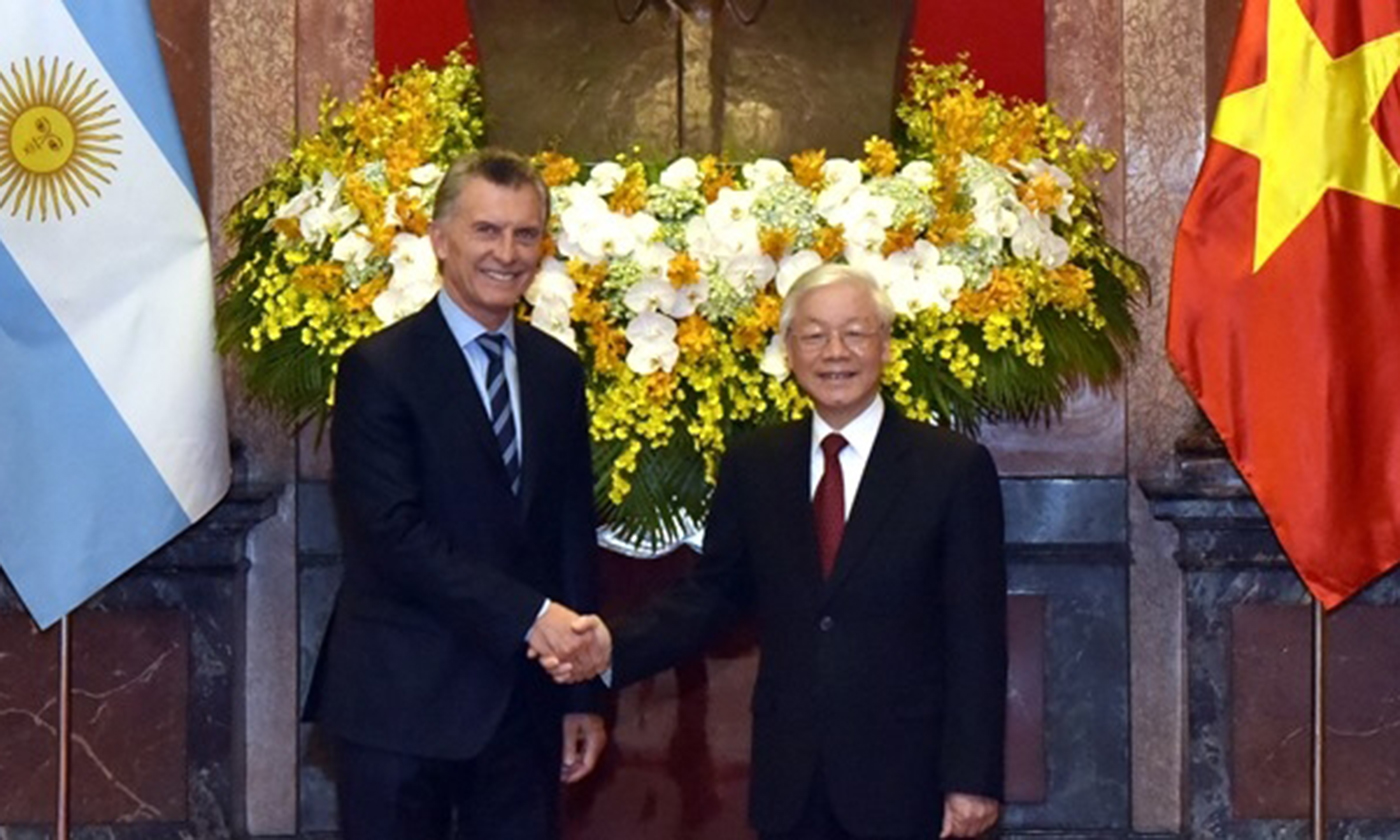 Party General Secretary and President of Vietnam Nguyen Phu Trong (R) shakes hands with President of Argentina Mauricio Macri before their talks in Hanoi on February 20. (Photo: NDO/Duy Linh)