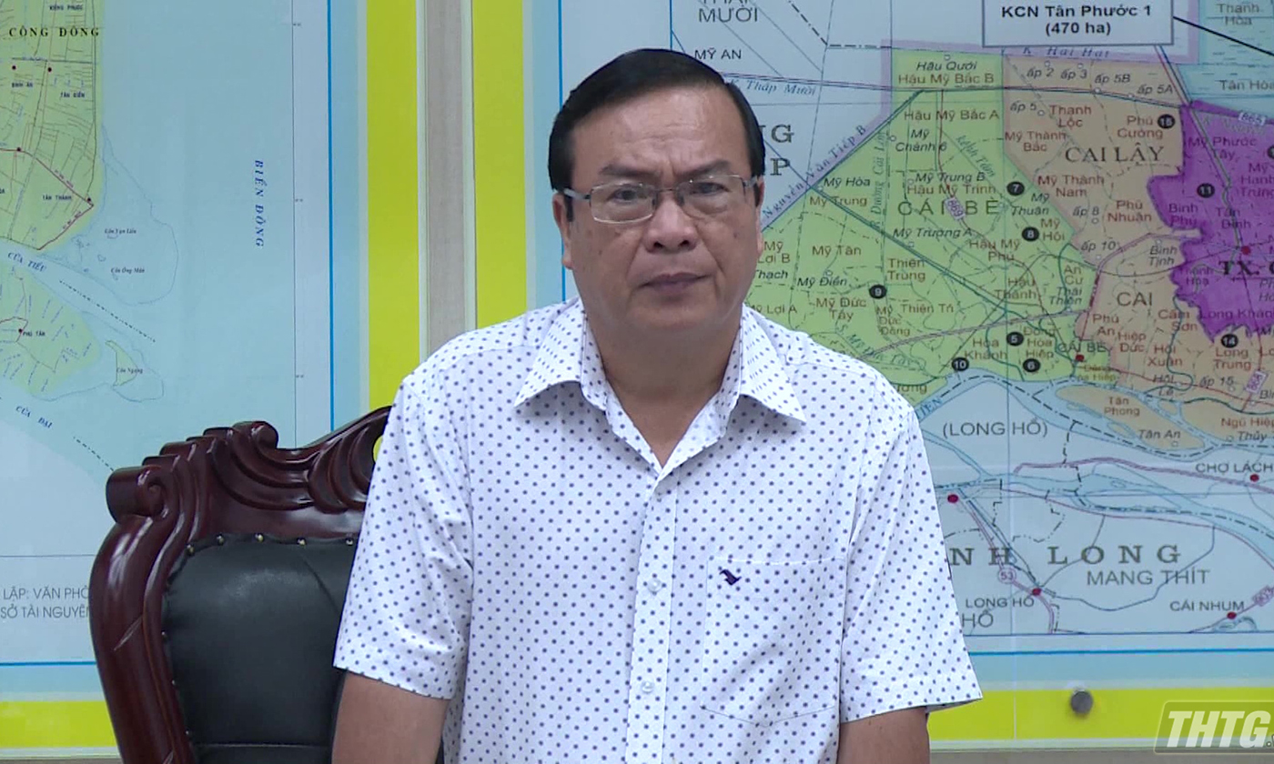 Deputy Chairman of the Provincial People's Committee Pham Anh Tuan speaks at the meeting.