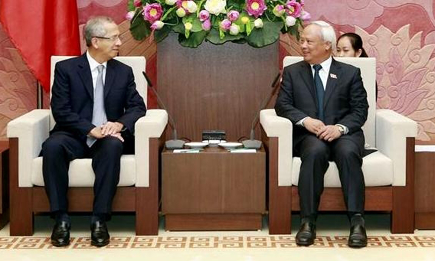 NA Vice Chairman Uong Chu Luu (R) hosts Chief Judge of the Supreme Court of Thailand Cheep Jullamon. (Photo: VNA)