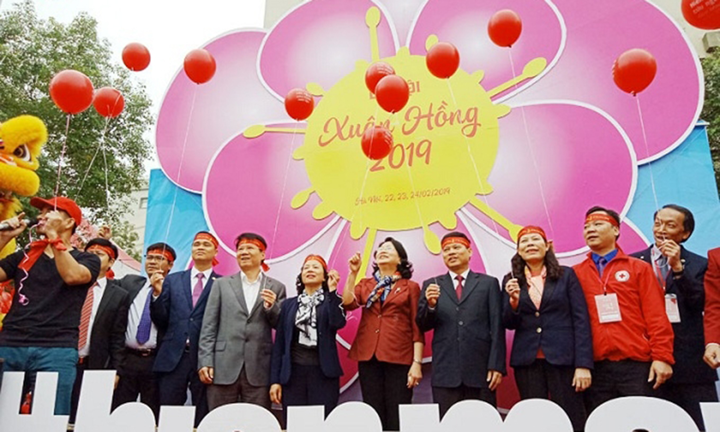 Vice President Dang Thi Ngoc Thinh (fifth from right) attends the Xuan Hong Festival 2019. (Photo: kinhtedothi.vn)