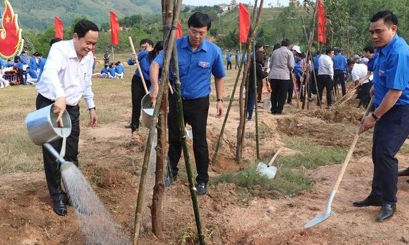 Delegates plant trees following the ceremony (Photo: VNA)