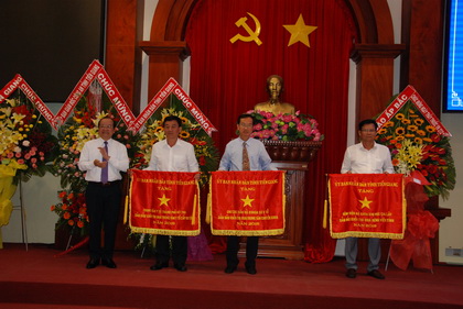 Deputy Chairman of the Provincial People's Committee Tran Thanh Duc awarded the excellent emulation flag of the Provincial People's Committee to collectives