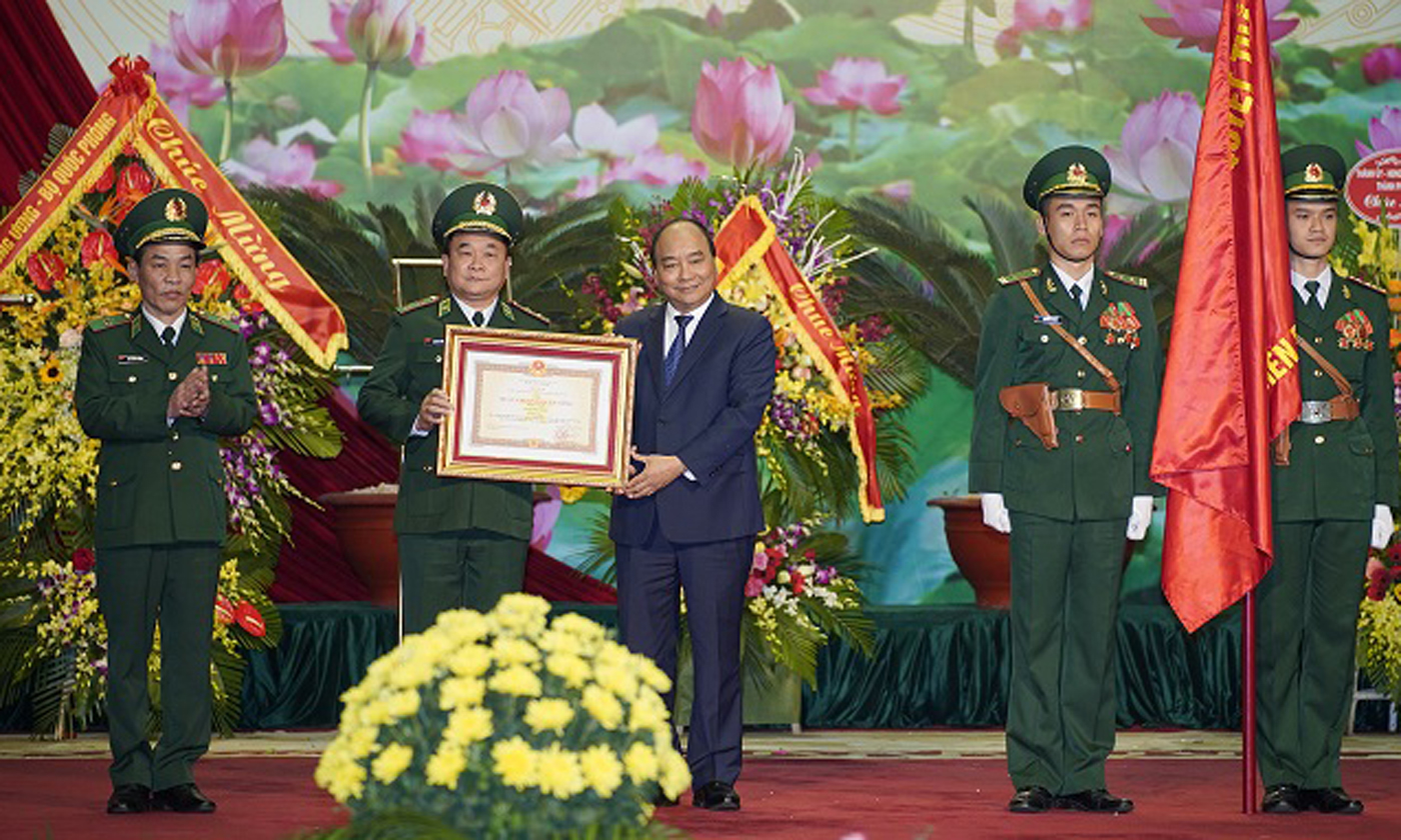 PM Nguyen Xuan Phuc presents the first-class Military Exploit Order to the Vietnam Border Guard Force. (Photo: VGP)