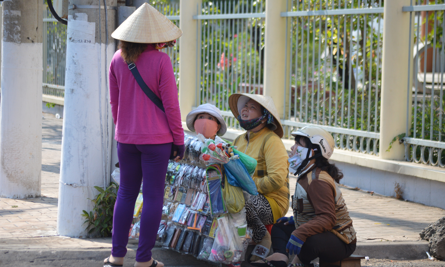 Người bán hàng rong tranh thủ dưới bóng mát nghỉ trưa.