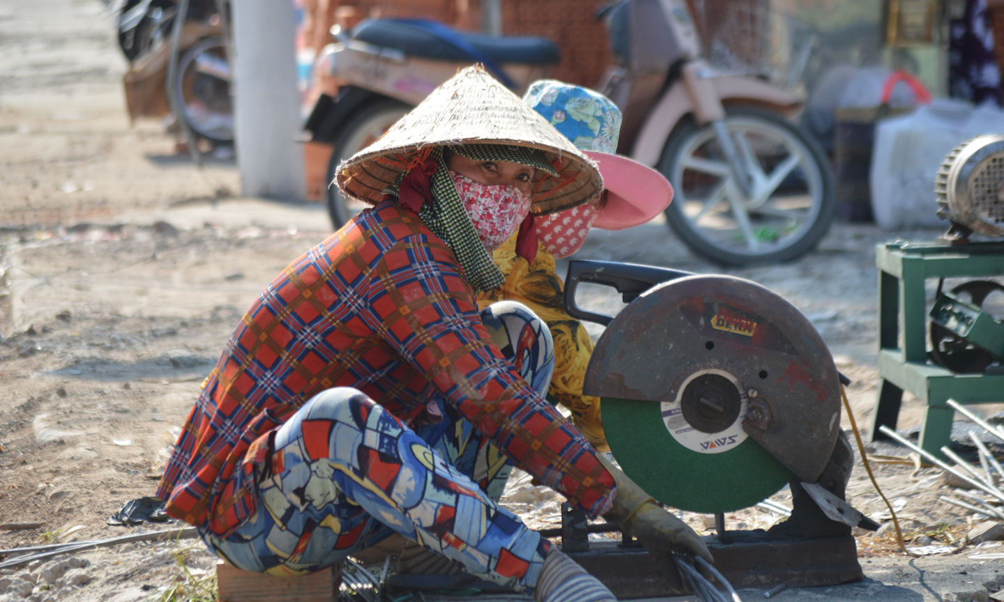 Hai nữ thợ hồ dưới cái nắng hắt lên từ mặt đường Ngô Quyền, TP.Mỹ Tho.