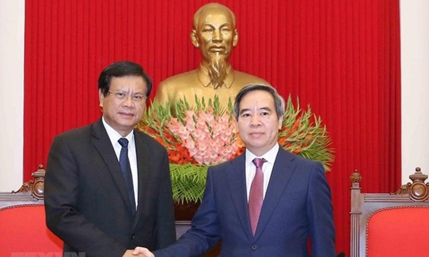 Politburo member and head of the Communist Party of Vietnam Central Committee’s Economic Commission Nguyen Van Binh (R) receives head of the National Economic Research Institute (NERI) of Laos Bouasone Bouphavanh in Hanoi (Photo: VNA)