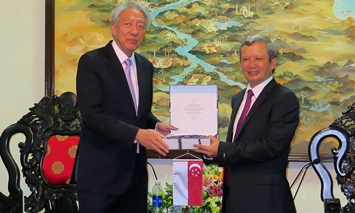 Singaporean Deputy PM and Co-ordinating Minister for National Security Teo Chee Hean (left) presents a souvenir to Thua Thien-Hue province. (Photo: VNA)