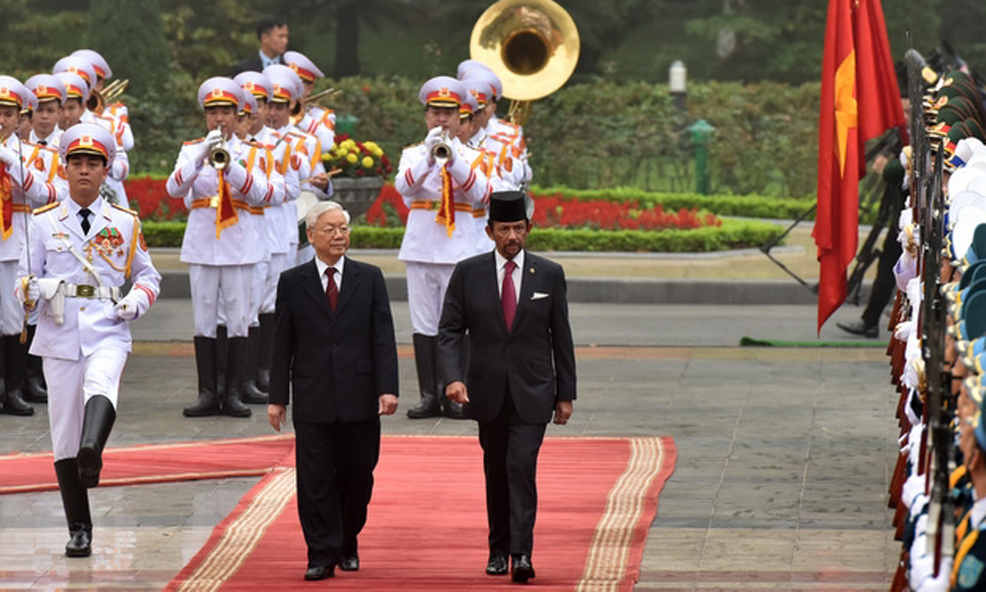 Party General Secretary and President Nguyen Phu Trong and Sultan Haji Hassanal Bolkiah of Brunei Darussalam inspect the guard of honour during the reception for the guest in Hanoi on March 27.