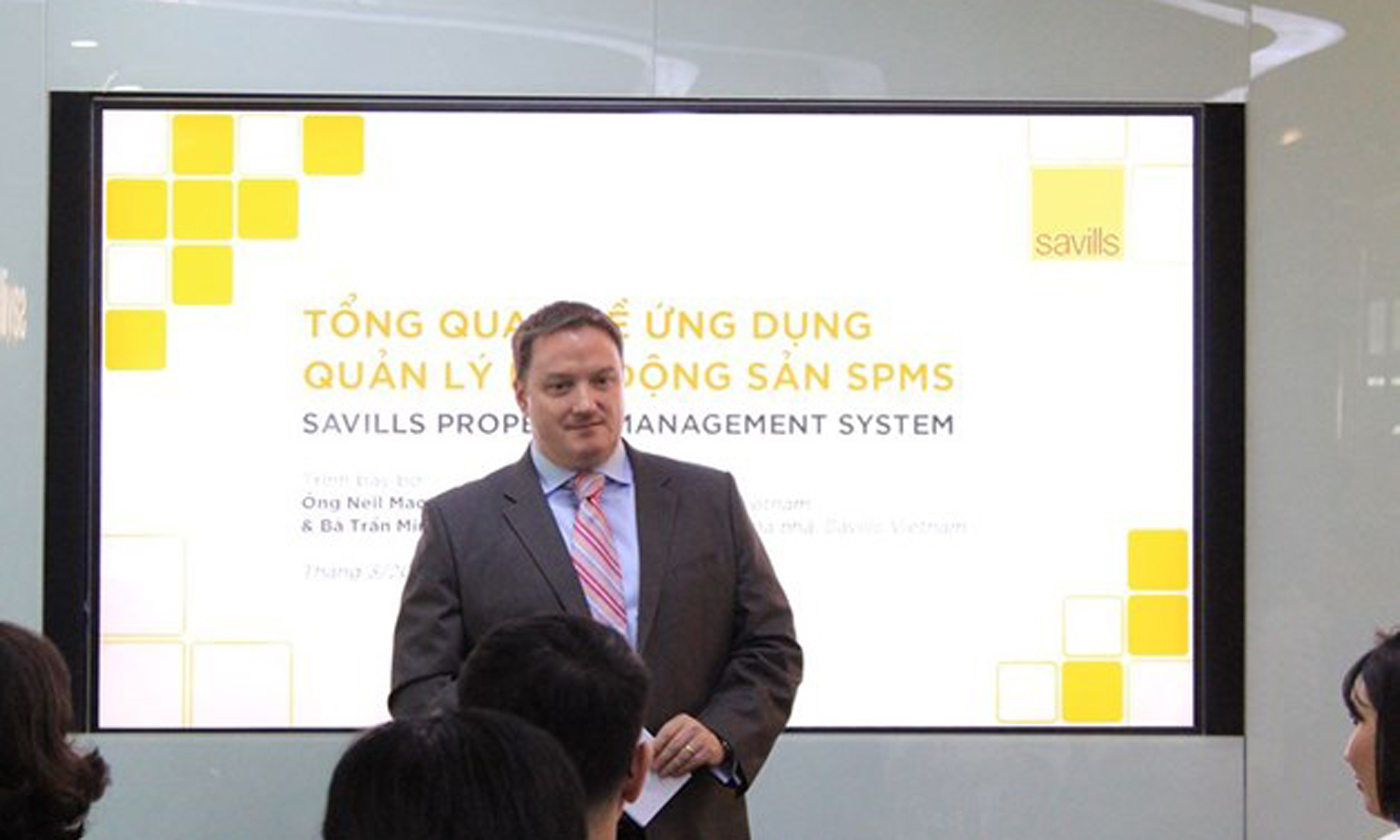 General Director of Savills Vietnam Neil MacGregor speaks at the launch event (Photo: baodauthau.vn/)