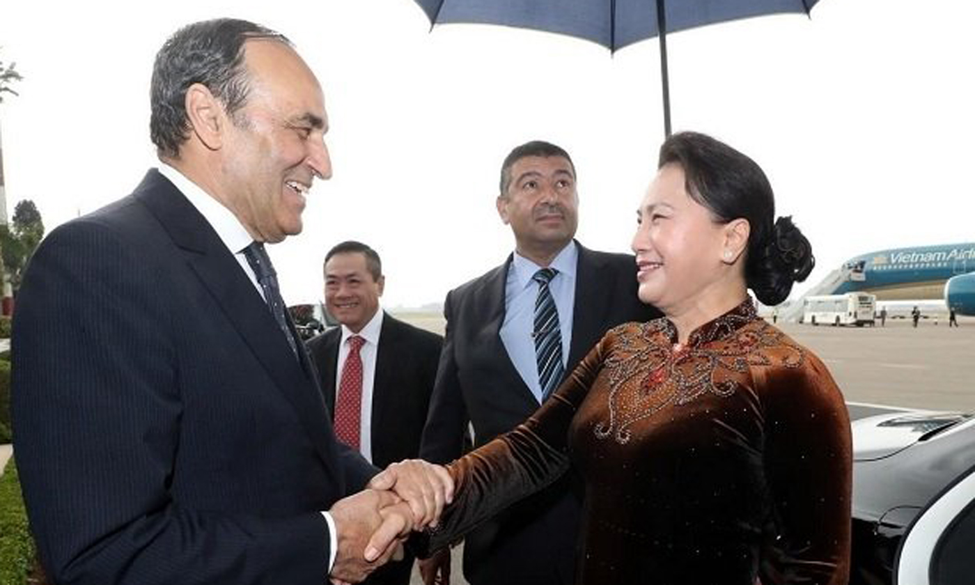 National Assembly Chairwoman Nguyen Thi Kim Ngan welcomed by President of the Moroccan House of Representatives Habib El Malki at Rabat Salle International Airport in Rabat. (Photo: VNA)