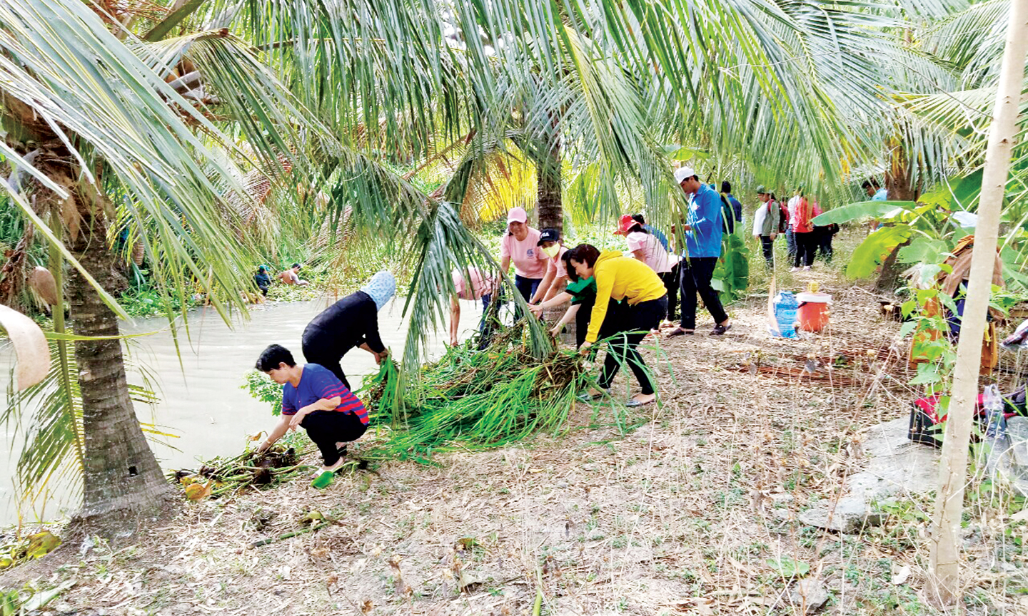 Các ngành, đoàn thể huyện Gò Công Tây vệ sinh các tuyến đường giao thông nông thôn tại xã Đồng Sơn.