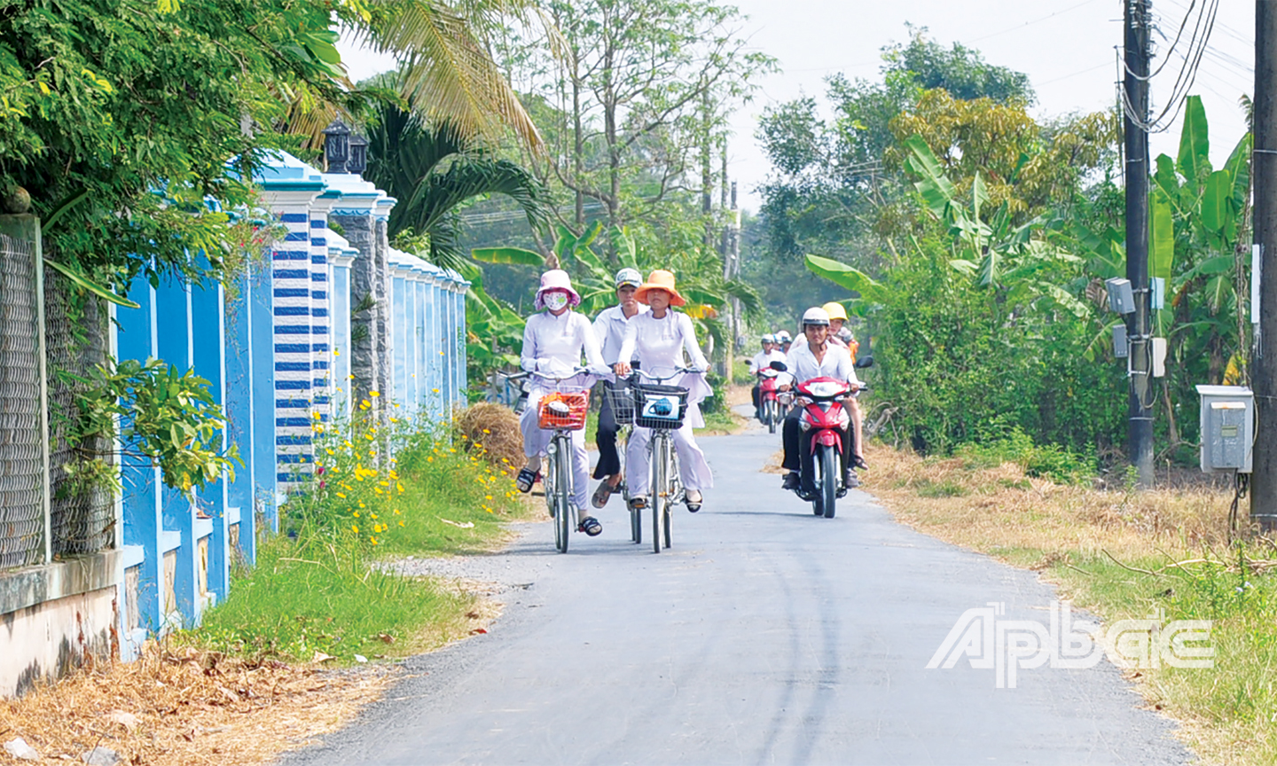 Nhờ làm tốt công tác dân vận, nhiều tuyến đường giao thông nông thôn ở huyện Gò Công Tây được đầu tư xây dựng khang trang, thông thoáng.                                                                                                                                  Ảnh: HẠNH NGA