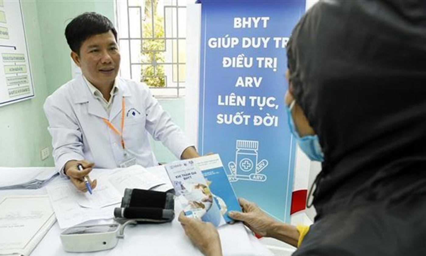  A doctor gives advice to an HIV patient at the healthcare centre of Nam Tu Liem district, Hanoi (Photo: VNA)