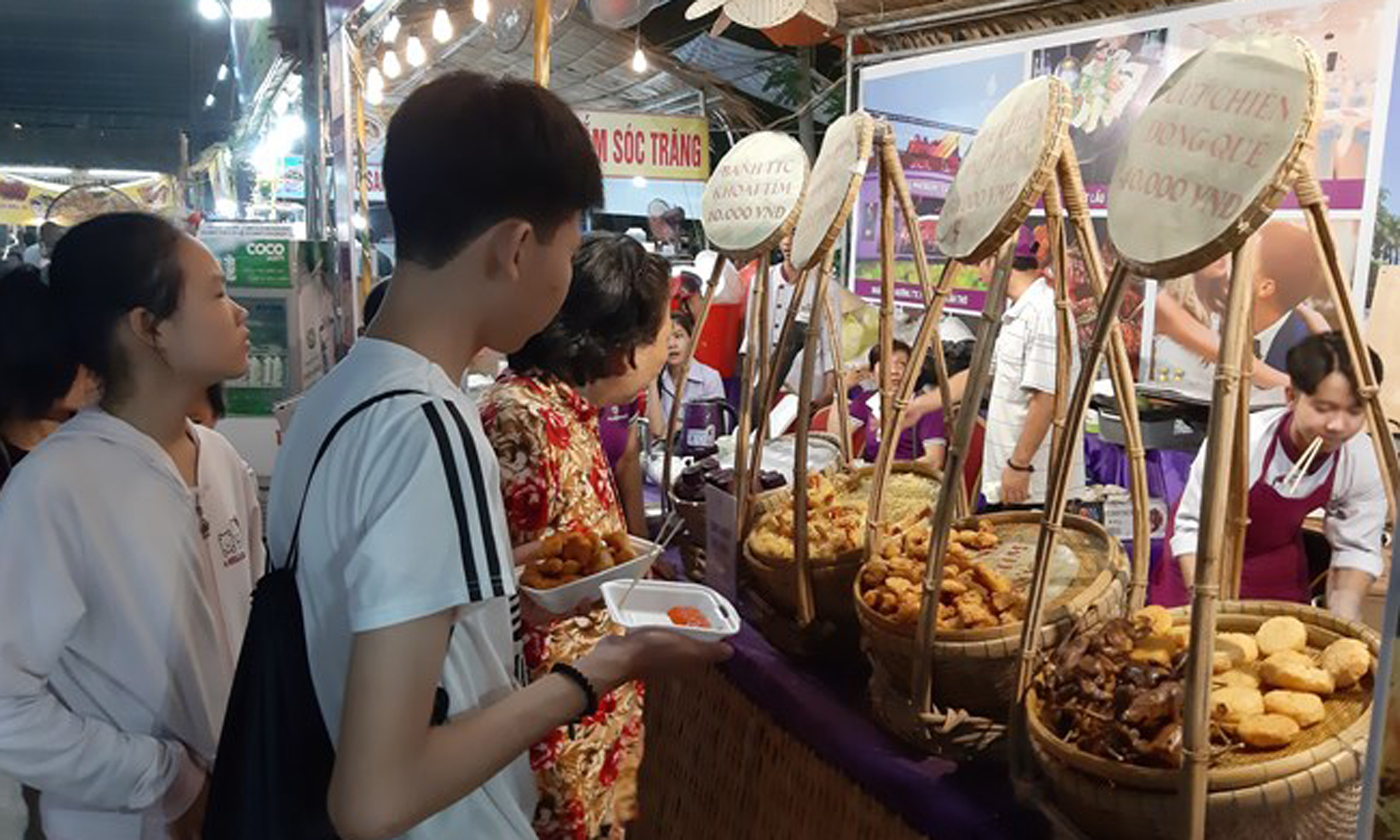 The 8th Southern Traditional Cake Festival in the Mekong Delta city of Can Tho has attracted more than 600,000 visitors.