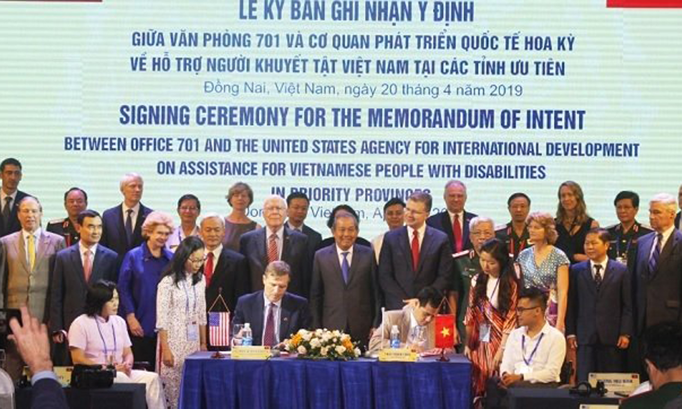 Permanent Deputy Prime Minister Truong Hoa Binh (centre) and delegates witness the signing of the memorandum of intent.