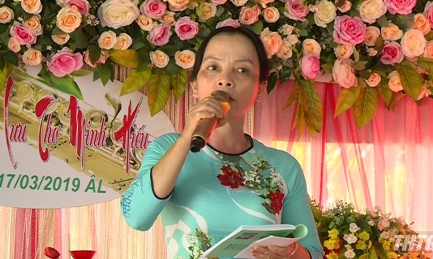 A performance of poet from Tien Giang province.