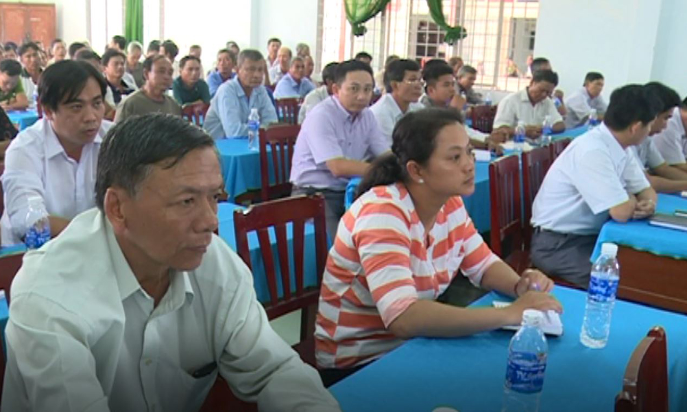 Người dân dự buổi họp mặt.