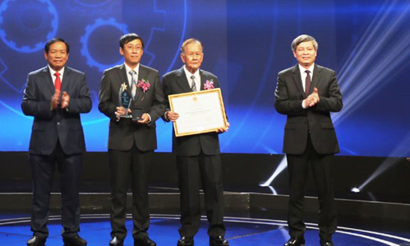 At the awarding ceremony on April 25 (Photo: hanoimoi.com.vn)