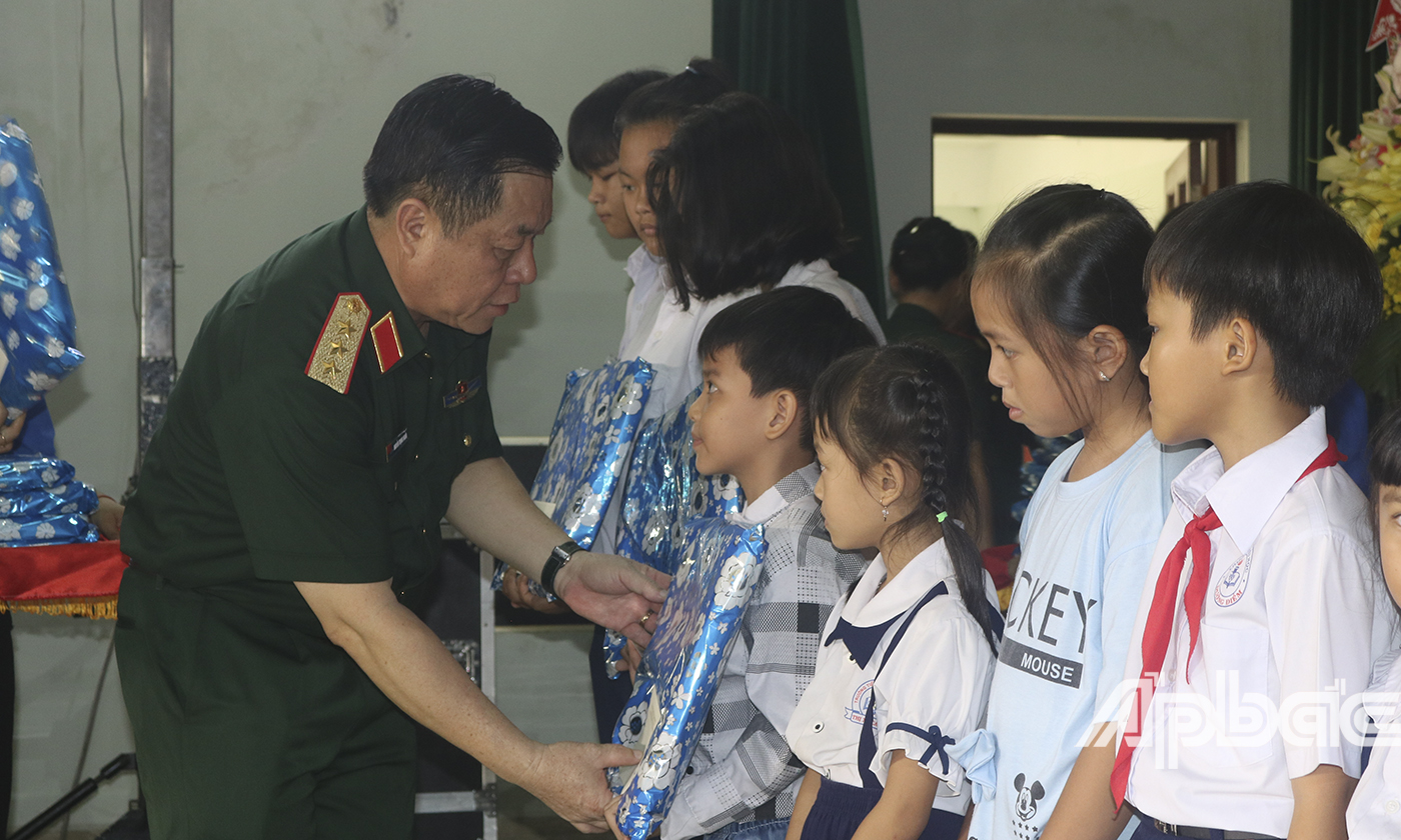 Thượng tướng Nguyễn Trọng Nghĩa tặng quà cho các thanh niên, sinh viên, học sinh có hoàn cảnh khó khăn.